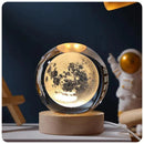 Luminária de mesa em forma de lua com base de madeira, ideal para decoração espacial e quarto infantil