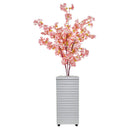 Flor artificial de cerejeira rosa em vaso alto branco, decoração elegante para ambientes internos