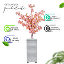 Flor artificial de cerejeira rosa em vaso de vime branco, leve e elegante, com folhas de seda e material resistente