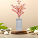 Vaso cinza com flores artificiais de cerejeira rosa, decoração minimalista para casa