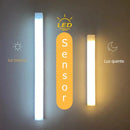 Luz LED com sensor de movimento, luz branca e quente, ideal para ambientes residenciais e comerciais.