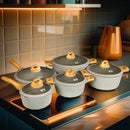Conjunto de panelas modernas com alças de madeira e tampas de vidro em cozinha elegante